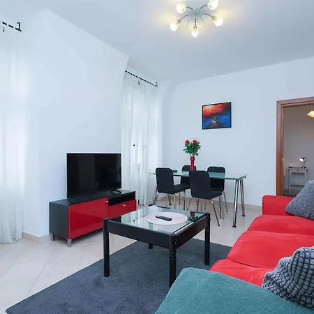 Spacious Steps From The Centre 아파트 *