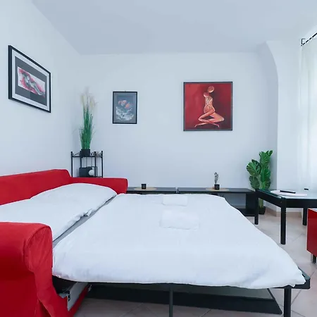 Spacious Steps From The Centre 아파트 *