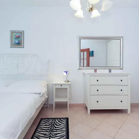 아파트 Spacious Steps From The Centre