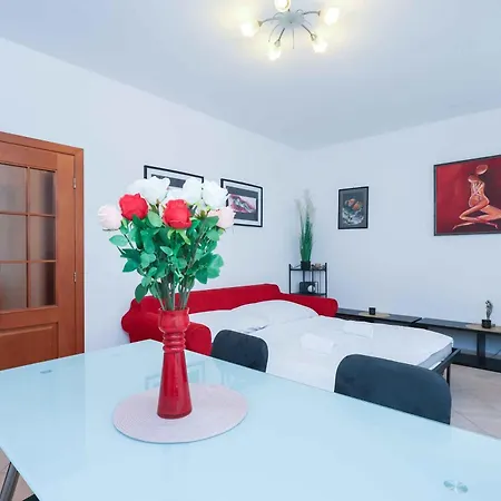아파트 Spacious Steps From The Centre