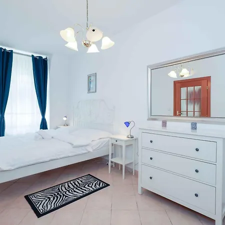 아파트 Spacious Steps From The Centre