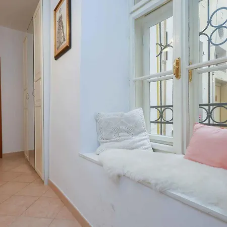 Spacious Steps From The Centre 아파트 *