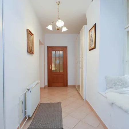 아파트 Spacious Steps From The Centre